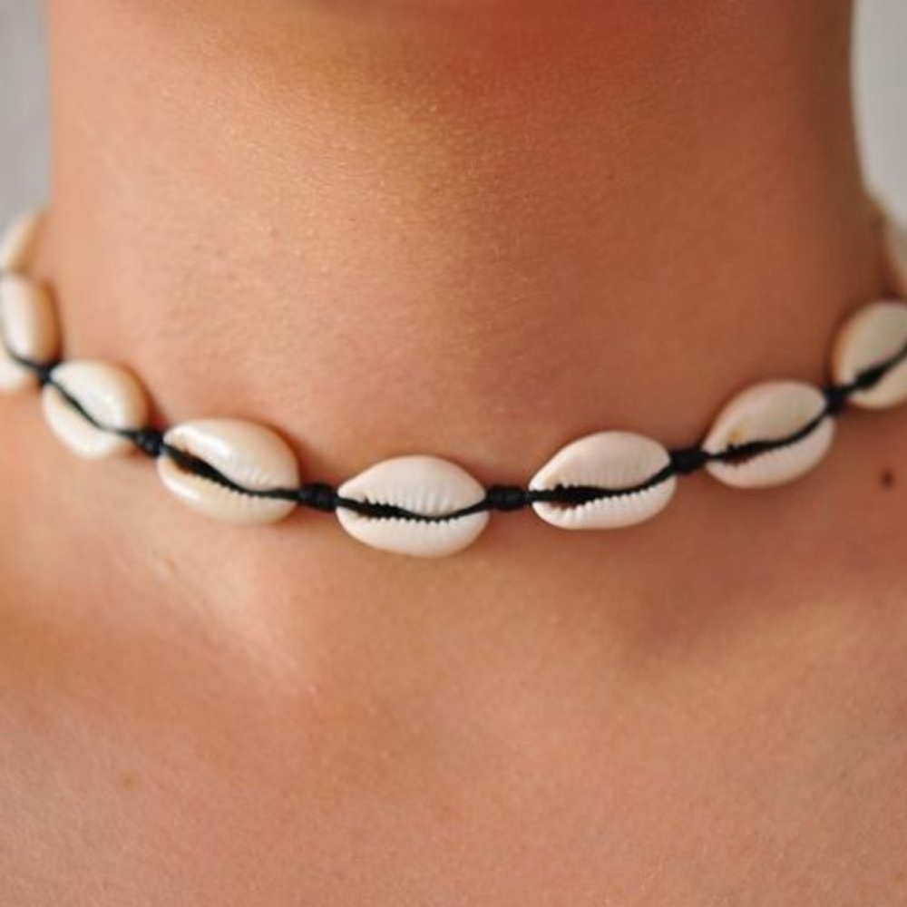 trendy aesthetic shell necklaces/choker